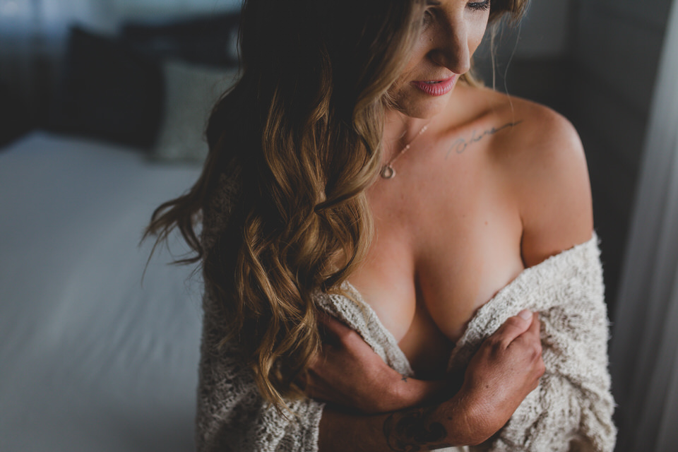 Ten Tips on How to Empower Women With a Boudoir Session | JPEGmini Blog